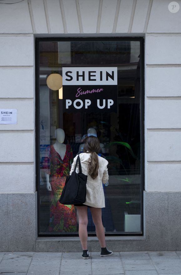 2 juin 2022, Madrid, Espagne : Une femme devant la vitrine du premier magasin physique de SHEIN à Madrid, le 2 juin 2022, à Madrid (Espagne). La marque chinoise de mode "en ligne" Shein ouvre son premier "pop up store" à Madrid après le bon accueil réservé à des ouvertures similaires dans des pays tels que la France, le Mexique et les États-Unis. Le magasin ouvre ses portes aujourd'hui et restera ouvert jusqu'au 5 juin. Les clients pourront y acheter des collections de mode féminine et masculine. Photo par Alberto Ortega/Contacto via ZUMA/ABACAPRESS.COM