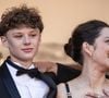 Marion Cotillard, maman d’un lycéen de 15 ans, a republié en story une image partagée la veille par Adèle Exarchopoulos. On y voit la statue de la place de la République, à Paris, recouverte d’une toge blanche.

Marcel Canet et sa mère Marion Cotillard - Montée des marches du film « Karma » lors du 79ème Festival International du Film de Cannes, le 15 mai 2026. © Jacovides-Moreau / Bestimage