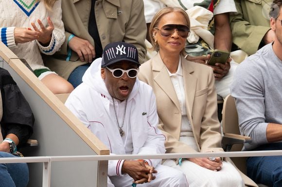 D’autres célébrités comme Joalukas Noah, Spike Lee, Dustin Hoffman ou encore Eric Cantona ont contribué à faire de cette finale un événement aussi glamour que sportif.

Spike Lee et sa femme Tonya Lewis Lee assistent au tournoi de Roland Garros 2025 le 7 juin 2025 à Paris, France. Photo par Laurent Zabulon/ABACAPRESS.COM