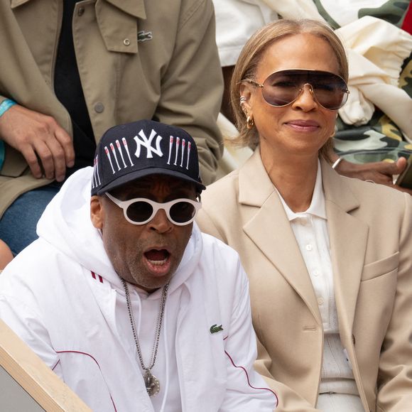 D’autres célébrités comme Joalukas Noah, Spike Lee, Dustin Hoffman ou encore Eric Cantona ont contribué à faire de cette finale un événement aussi glamour que sportif.

Spike Lee et sa femme Tonya Lewis Lee assistent au tournoi de Roland Garros 2025 le 7 juin 2025 à Paris, France. Photo par Laurent Zabulon/ABACAPRESS.COM