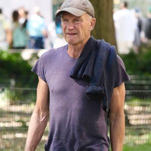 "Je ne peux pas me permettre de prendre ma retraite, il y a trop de gens qui dépendant de moi financièrement", confie-t-il à nos confrères de "Paris Match".

New York, États-Unis – La légende du rock Sting, chanteur emblématique du groupe The Police, a été aperçu lors d’une promenade dans Central Park, à Manhattan le 3 septembre 2025. © Backgrid USA / Bestimage