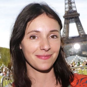 "En ben voilà, entre autres choses, ce sur quoi je bosse en secret depuis des mois, entourée de gens supers qui nous ont aidés à retrouver, remonter et faire revivre ce live de fou d’il y a 18 ans", a écrit au travers de son clavier la pétillante brune.

Lolita Sechan ( Fille du chanteur Renaud Sechan. Festival du livre de Paris 2024 - Festival du livre de Paris 2024 le 13 avril 2024.
© Cedric Perrin / Bestimage