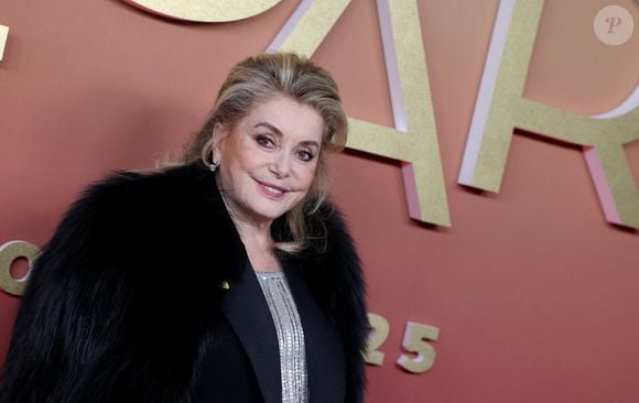 Ce réflexe de bon sens est d'ailleurs validé par les autorités de santé pour prévenir le vieillissement et les maladies de la peau.

Catherine Deneuve - Photocall de la 50ème édition de la cérémonie des César à l'Olympia à Paris, France, le 28 février 2025 © Dominique Jacovides - Olivier Borde / Bestimage