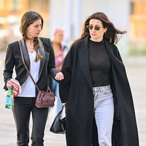 Sa compagne Magda Vavrusova (à gauche) était présente au tribunal pour le soutenir

Magda Vavrusova (à gauche sur l'image, compagne Gérard Depardieu) - Retour après la suspension d'audience du procès de Gérard Depardieu pour agressions sexuelles sur deux femmes lors d'un tournage de film en 2021, au tribunal correctionnel de Paris, France, le 24 mars 2025. Depardieu, 76 ans, qui a réalisé plus de 200 films et séries télévisées, a été accusé de comportement inapproprié par une vingtaine de femmes, mais c'est la première affaire à être jugée. Les deux plaignantes - Amélie, 54 ans, décoratrice, et Sarah (nom modifié), 34 ans, assistante réalisatrice - allèguent une agression sexuelle lors du tournage en 2021 de « Les Volets Verts » du réalisateur Jean Becker. © Pierre Perusseau/Bestimage