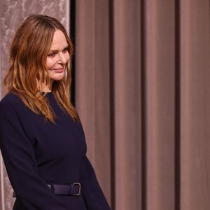Stella McCartney - La créatrice S.McCartney est faite Chevalier de la Légion d'honneur par le président français E.Macron au palais de l'Elysée à Paris, le 5 mars 2026, lors de la Fashion Week à Paris. Cette distinction salue son parcours ainsi que son engagement dans l'univers de la création et de la mode.

BFA.com / Backgrid USA / Bestimage