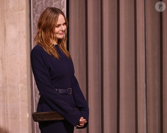 Stella McCartney - La créatrice S.McCartney est faite Chevalier de la Légion d'honneur par le président français E.Macron au palais de l'Elysée à Paris, le 5 mars 2026, lors de la Fashion Week à Paris. Cette distinction salue son parcours ainsi que son engagement dans l'univers de la création et de la mode.

BFA.com / Backgrid USA / Bestimage