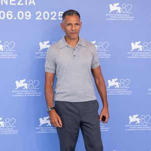 Il prépare aussi un nouveau film adapté de "La Décision".

Lido de Venise, Italie – 4 septembre 2025 : Roschdy Zem sur le tapis rouge du film « Elisa » au Palazzo del Cinema, lors de la 82ᵉ Mostra de Venise.
©SGPItalia