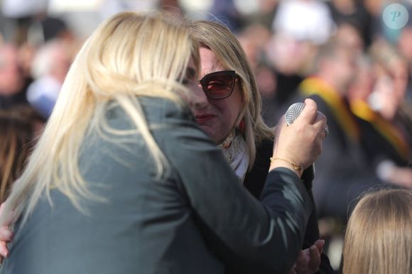 Bien entouré par les soeurs de l'actrice.

Audrey Dequenne, la soeur d'E.Dequenne - 300 personnes réunies pour rendre hommage à Emilie Dequenne dans sa ville de Chièvres (Belgique), le 9 avril 2025, quelques semaines après son décès prématuré, survenu le 16 mars 2025. © Photonews / Bestimage