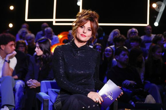 Elle s'affiche toujours radieuse et souriante.

Exclusif - Faustine Bollaert - Backstage - Enregistrement de l'émission "La Boîte à secrets", au Studio du Lendit, présentée par F.Bollaert et diffusée le 17 janvier sur France 3. Le 17 décembre 2024
© Christophe Clovis / Bestimage