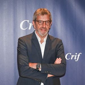 Michel Cymes, médecin et chirurgien français pose alors qu'il arrive pour assister au dîner annuel du Conseil Représentatif des Institutions juives de France (CRIF) au Carrousel du Louvre à Paris le 6 mai 2024. Photo par Tomas Stevens/ABACAPRESS.COM
