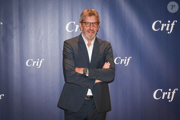 Michel Cymes, médecin et chirurgien français pose alors qu'il arrive pour assister au dîner annuel du Conseil Représentatif des Institutions juives de France (CRIF) au Carrousel du Louvre à Paris le 6 mai 2024. Photo par Tomas Stevens/ABACAPRESS.COM