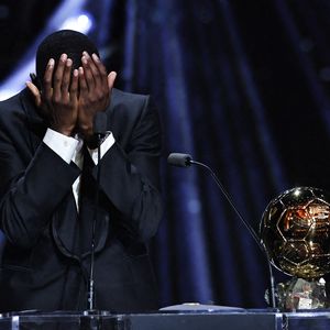 Ousmane Dembele, réagit après avoir remporté le Ballon d'Or masculin lors de la cérémonie de remise du Ballon d'Or France Football 2025 au Théâtre du Chatelet à Paris, France, le 22 septembre 2025. © Xinhua/ABACA