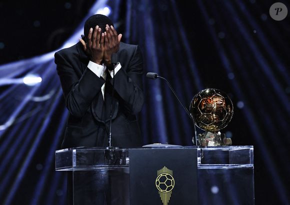 Ousmane Dembele, réagit après avoir remporté le Ballon d'Or masculin lors de la cérémonie de remise du Ballon d'Or France Football 2025 au Théâtre du Chatelet à Paris, France, le 22 septembre 2025. © Xinhua/ABACA