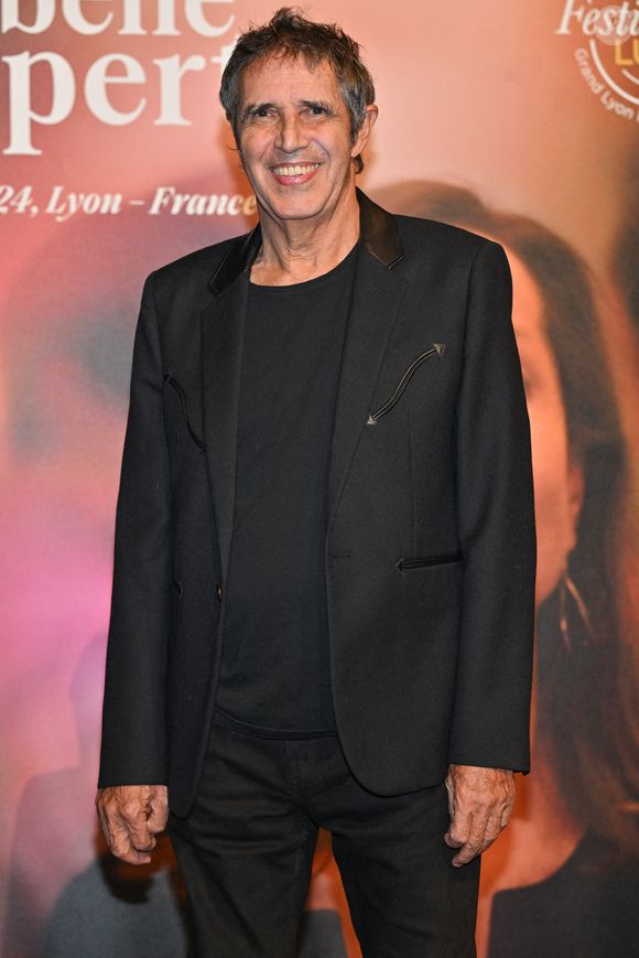 Julien Clerc assiste à la cérémonie de remise du Prix Lumière lors du 16e Festival du film Lumière à Lyon, France, le 18 octobre 2024. Photo by Julien Reynaud/APS-Medias/ABACAPRESS.COM