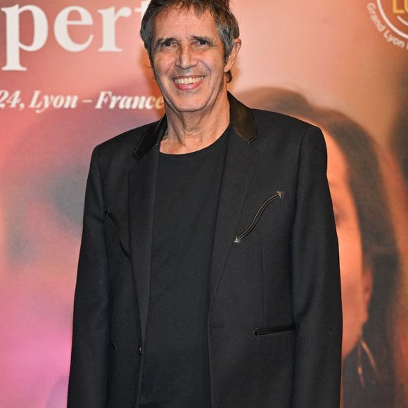 Julien Clerc assiste à la cérémonie de remise du Prix Lumière lors du 16e Festival du film Lumière à Lyon, France, le 18 octobre 2024. Photo by Julien Reynaud/APS-Medias/ABACAPRESS.COM
