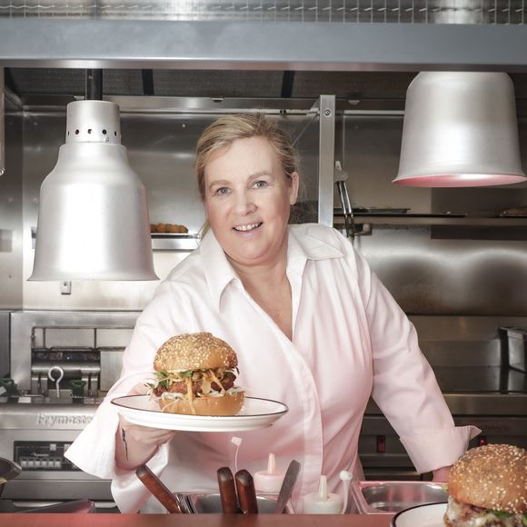 Si Hélène Darroze brille à la télévision, son frère Marc connaît lui aussi un immense succès professionnel.

Exclusif - La cheffe étoilée Hélène Darroze vient d'ouvrir un nouveau restaurant bistronomique dédiée aux burgers haut de gamme "Jòia Bun" à Paris, France. © Jack Tribeca/Bestimage