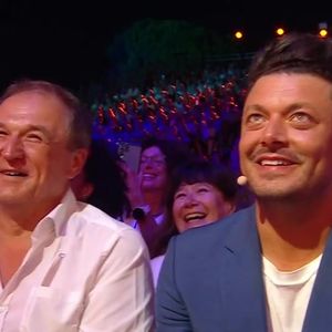 Kev Adams lors de la troisième édition du Festival "L'humour à la plage" diffusée sur TF1 jeudi 27 août 2026

Capture d'écran TF1 "L'humour à la plage"