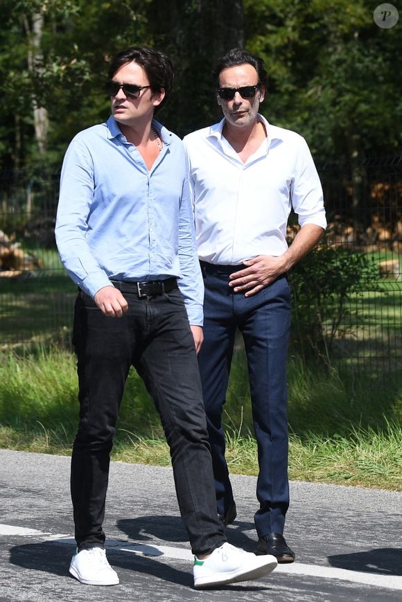 Anthony Delon et son demi-frère Alain-Fabien découvrent les hommages devant les grilles de la propriété de Douchy, quelques heures avant les obsèques de leur père, A.Delon, le 24 août 2024. © Agence / Bestimage