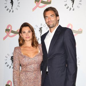 Camille Lacourt et sa compagne Alice Detollenaere (Miss Bourgogne 2010) - Photocall du 4ème gala de charité de l'association "Les Bonnes Fées" à l'occasion de la campagne mondiale "Octobre Rose" à l'hôtel Peninsula, Paris le 5 octobre 2023. © Coadic Guirec/Bestimage