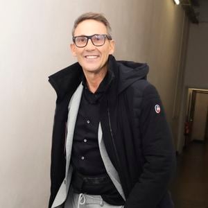 Cette maison est également un refuge familial où Julien Courbet aime retrouver son épouse Catherine, leurs enfants Lola et Gabin ainsi que ses animaux.
Julien Courbet, en backstage de l’émission "TPMP" La dernière sur C8, présentée par C.Hanouna et diffusée en direct sur C8, Paris, France, le 27 février 2025. © Jack Tribeca / Bestimage