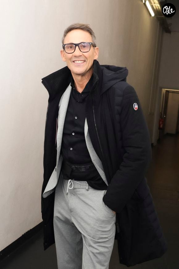 Cette maison est également un refuge familial où Julien Courbet aime retrouver son épouse Catherine, leurs enfants Lola et Gabin ainsi que ses animaux.

Julien Courbet, en backstage de l’émission "TPMP" La dernière sur C8, présentée par C.Hanouna et diffusée en direct sur C8, Paris, France, le 27 février 2025. © Jack Tribeca / Bestimage