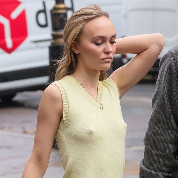 A Londres, Lily Rose Depp s'affiche dans une mini-robe jaune sans soutien-gorge 



Pictured: Lily Rose Depp