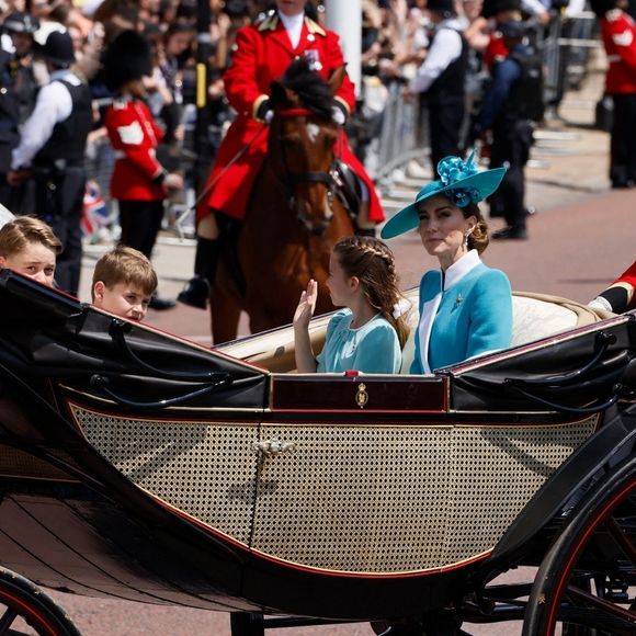 Le prince Louis de Galles, Le prince George de Galles, Catherine (Kate) Middleton, princesse de Galles, La princesse Charlotte de Galles - Les membres de la famille royale britannique lors de la cérémonie Trooping the Colour à Londres, le 14 juin 2025.
© Backgrid / Bestimage
