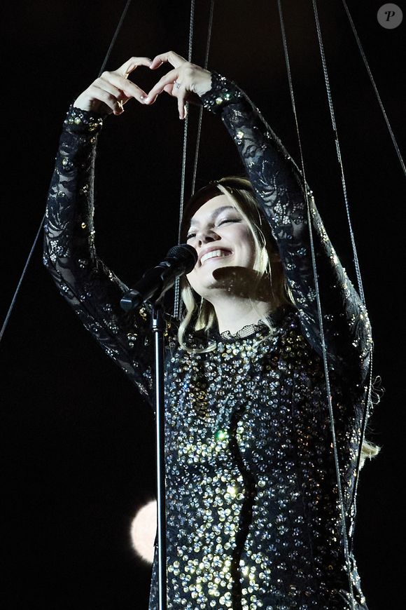 La chanteuse Louane (Louane Emera), représentante de la France au concours de l'Eurovision, interpréte pour la première fois son titre Maman, en hommage à sa mère décédée lorsqu'elle avait 17 ans, devant les 80 000 spectateurs, suspendue sur une plateforme, plusieurs mètres au-dessus de la pelouse et des musiciens, du Stade de France à la mi-temps du match du Tournoi des Six Nations opposant la France à l'Écosse, à Saint-Denis, Seine Saint-Denis, France. © Cyril Moreau/Bestimage