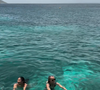 La mère de famille apparaît également nageant dans une eau turquoise, entourée de jeunes invités venus célébrer l’anniversaire de Jade, le 3 août. 

Story Instagram de Laeticia Hallyday à Saint-Barth en août 2025.