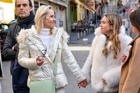 Céline Olive (fille de E.Leclercq) et sa fille Ondine (petite-fille de E.Leclercq) aux obsèques d'Evelyne Leclercq en la cathédrale Sainte-Réparate de Nice, France, le 13 janvier 2026. Une tenue blanche ou claire est souhaitée pour la cérémonie. Ni fleurs, ni couronnes. Selon la volonté de la défunte Evelyne, des dons en faveur du pôle cancérologie Arnault Tzanck pourront être effectués par chèque à l'ordre de FDD AAT ou via un lien numérique HelloAsso - Campagne de dons, Institut du Cancer de Mougins. © Bruno Bebert/Bestimage