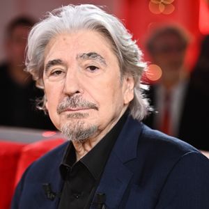 Néanmoins, Serge Lama n'arrête pas pour autant la musique.

Serge Lama - Enregistrement de l'émission "Vivement dimanche" au studio Gabriel à Paris le 23 janvier 2024, diffusée le 11 février 2024 sur France 3.
© Guillaume Gaffiot / Bestimage