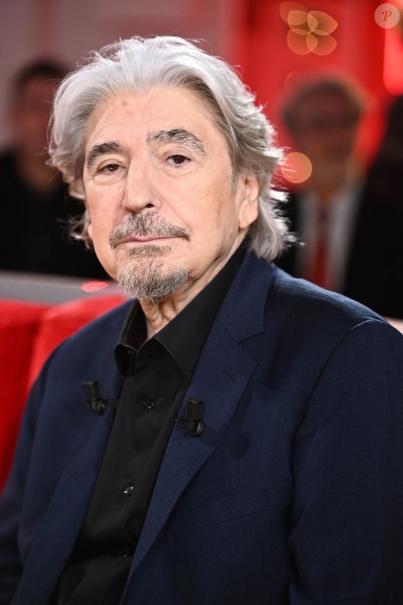 Néanmoins, Serge Lama n'arrête pas pour autant la musique.

Serge Lama - Enregistrement de l'émission "Vivement dimanche" au studio Gabriel à Paris le 23 janvier 2024, diffusée le 11 février 2024 sur France 3.
© Guillaume Gaffiot / Bestimage