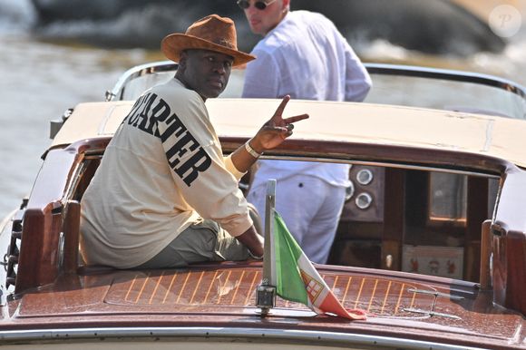 Corey Gamble arrive à l'aéroport de Venise avant le mariage de Jeff Bezos à Venise le 25 juin 2025. Photo par Julien Reynaud/APS-Medias/ABACAPRESS.COM