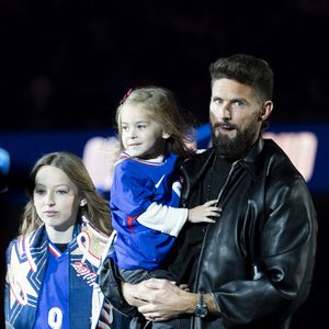 Sa femme Jennifer et ses enfants Aria, Aaron, Evan et Jade l'ont tous accompagné pour l'occasion.

Olivier Giroud, entouré de ses enfants Aria, Aaron, Evan et Jade, reçoit un hommage au Stade de France avant le Quart de finale de la Ligue des Nations de l'UEFA 2025 "France - Croatie (2-0 / tab 5-4)" au Stade de France à Saint-Denis, le 23 mars 2025.
© Cyril Moreau/Bestimage