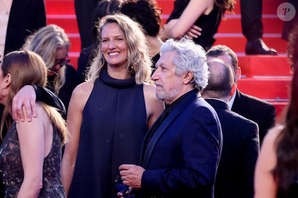 Le réalisateur de Mission Cléopâtre possède avec Tiara Comte une propriété de caractère, un véritable mas provençal. 

Tiara Comte et son mari Alain Chabat - Descente des marches du film " L'amour ouf " lors du 77ème Festival International du Film de Cannes, au Palais des Festivals à Cannes. Le 23 mai 2024
© Jacovides-Moreau / Bestimage