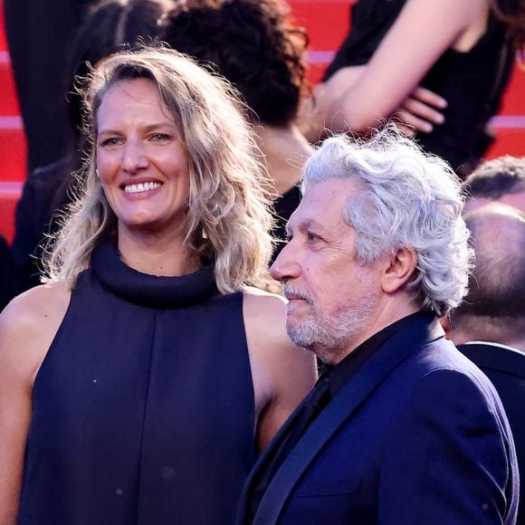 Le réalisateur de Mission Cléopâtre possède avec Tiara Comte une propriété de caractère, un véritable mas provençal. 

Tiara Comte et son mari Alain Chabat - Descente des marches du film " L'amour ouf " lors du 77ème Festival International du Film de Cannes, au Palais des Festivals à Cannes. Le 23 mai 2024
© Jacovides-Moreau / Bestimage