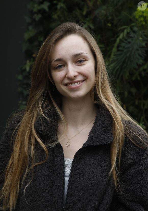 Emma Smet - Arrivées des invités à l'enregistrement de l'émission "Vivement Dimanche Prochain" au Studio Gabriel à Paris le 2 mars 2022. L'émission sera diffusée le 6 mars 2022.