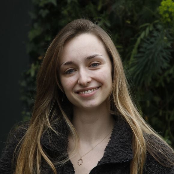 Emma Smet - Arrivées des invités à l'enregistrement de l'émission "Vivement Dimanche Prochain" au Studio Gabriel à Paris le 2 mars 2022. L'émission sera diffusée le 6 mars 2022.