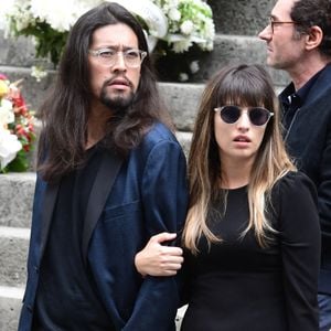 Lucien Gainsbourg (Lulu) et sa compagne - Sorties des obsèques de Jane Birkin en l'église Saint-Roch à Paris. Le 24 juillet 2023
© Jacovides-KD Niko / Bestimage