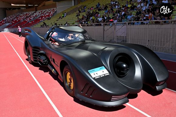La Batmobile de Mohamed Hamdy lors du match de football caritatif au stade Louis II de Monaco opposant les Barbagiuans aux pilotes de l'équipe Nazionale Piloti dans le cadre de la "Racing Stars Football Cup" le 3 juin 2026.
Depuis 35 ans, des pilotes automobiles participent chaque année à un match de football caritatif organisé à Monaco. Ce " match des pilotes " a accueilli tous les plus grands de la Formule 1, y compris Michael Schumacher. En 2025, une nouvelle mouture a vu le jour, la Racing Stars Football Cup, sous la houlette de Louis Ducruet, le fils de la princesse Stéphanie. Ce 3 juin 2026, avait lieu la deuxième édition de l'événement caritatif, organisé au profit de deux associations.
Les fonds récoltés lors de l'événement seront reversés à deux associations. La première est " Mercy Ships ", qui déploie des navires-hôpitaux afin d'offrir des soins chirurgicaux gratuits en Afrique. La seconde association est " Les Soins de l'espoir ", qui est engagée auprès d'enfants et d'adultes défavorisés en Asie du Sud-Est, notamment au Vietnam.
Les Barbagiuans ont remporté le match 6 - 2

© Bruno Bebert / Bestimage