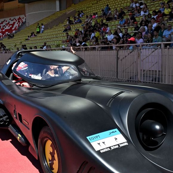 La Batmobile de Mohamed Hamdy lors du match de football caritatif au stade Louis II de Monaco opposant les Barbagiuans aux pilotes de l'équipe Nazionale Piloti dans le cadre de la "Racing Stars Football Cup" le 3 juin 2026.
Depuis 35 ans, des pilotes automobiles participent chaque année à un match de football caritatif organisé à Monaco. Ce " match des pilotes " a accueilli tous les plus grands de la Formule 1, y compris Michael Schumacher. En 2025, une nouvelle mouture a vu le jour, la Racing Stars Football Cup, sous la houlette de Louis Ducruet, le fils de la princesse Stéphanie. Ce 3 juin 2026, avait lieu la deuxième édition de l'événement caritatif, organisé au profit de deux associations.
Les fonds récoltés lors de l'événement seront reversés à deux associations. La première est " Mercy Ships ", qui déploie des navires-hôpitaux afin d'offrir des soins chirurgicaux gratuits en Afrique. La seconde association est " Les Soins de l'espoir ", qui est engagée auprès d'enfants et d'adultes défavorisés en Asie du Sud-Est, notamment au Vietnam.
Les Barbagiuans ont remporté le match 6 - 2

© Bruno Bebert / Bestimage