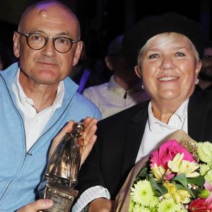 Mimie Mathy reçoit le Pyrénées d'honneur pour son rôle dans "Joséphine, ange gardien" en présence de son mari Benoist Gérard lors de la cérémonie de clôture du 22ème Festival des créations télévisuelles de Luchon, France, le 8 février 2020. © Patrick Bernard/Bestimage