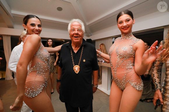 La soirée s’est déroulée dans une ambiance gipsy, portée par un groupe live et des danseuses venues enflammer la piste...

Massimo Gargia lors de la fête d'anniversaire de M.Gargia (85 ans)  à l'Hôtel de Paris à Saint-Tropez le 20 août 2025.

© Franz Chavaroche / Bestimage