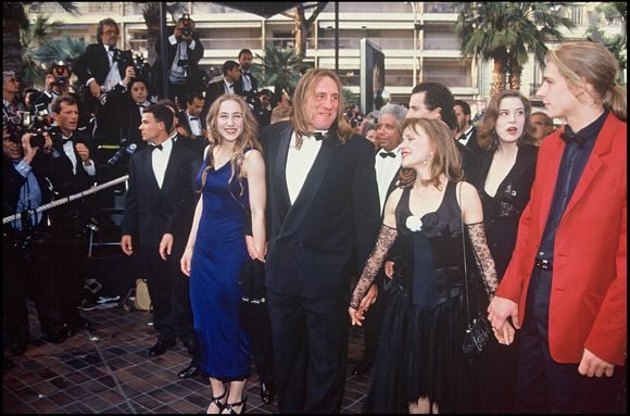 Archives – Gérard Depardieu avec sa femme Élisabeth et leurs enfants, Julie et Guillaume, au Festival de Cannes en 1992.
ANGELI-RINDOFF / BESTIMAGE