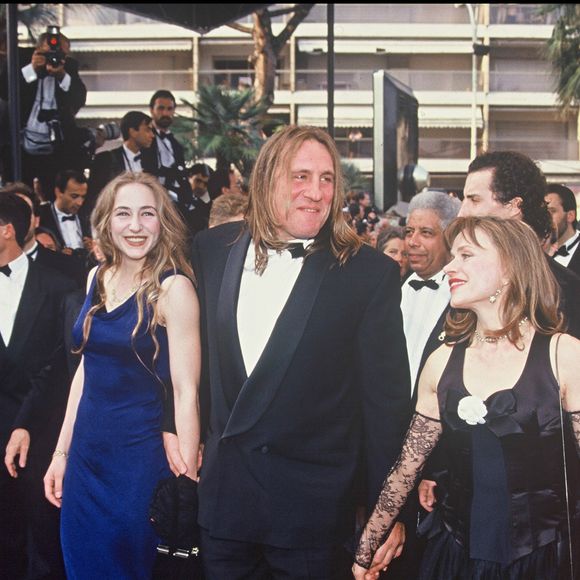 Archives – Gérard Depardieu avec sa femme Élisabeth et leurs enfants, Julie et Guillaume, au Festival de Cannes en 1992.
ANGELI-RINDOFF / BESTIMAGE