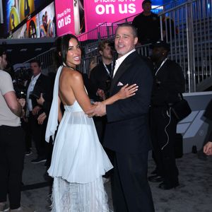 Brad Pitt et Ines de Ramon assistent à la première mondiale du film Apple Original Films 'F1 : The Movie' à Times Square à New York. Le 16 juin 2025. © Photo Image Press via ZUMA Press Wire