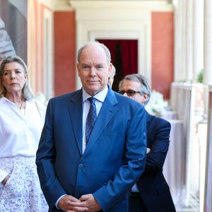 Visite de l’exposition « Le mariage du siècle » par S.A.S. le prince Albert II de Monaco, S.A.R. La princesse Caroline de Hanovre, S.A.S. la princesse Alexandra de Hanovre et les commissaires Thomas Fouilleron et Vincent Vatrican au palais princier de Monaco, le 17 juin 2026. © Jean-Charles Vinaj/Pool Monaco/Bestimage