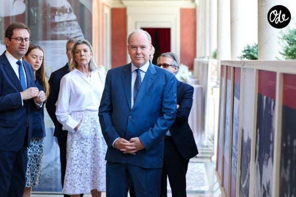 Visite de l’exposition « Le mariage du siècle » par S.A.S. le prince Albert II de Monaco, S.A.R. La princesse Caroline de Hanovre, S.A.S. la princesse Alexandra de Hanovre et les commissaires Thomas Fouilleron et Vincent Vatrican au palais princier de Monaco, le 17 juin 2026. © Jean-Charles Vinaj/Pool Monaco/Bestimage
