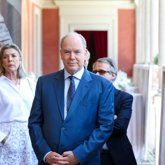 Visite de l’exposition « Le mariage du siècle » par S.A.S. le prince Albert II de Monaco, S.A.R. La princesse Caroline de Hanovre, S.A.S. la princesse Alexandra de Hanovre et les commissaires Thomas Fouilleron et Vincent Vatrican au palais princier de Monaco, le 17 juin 2026. © Jean-Charles Vinaj/Pool Monaco/Bestimage
