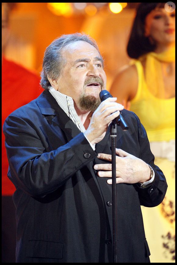 Entouré de 4 femmes et 11 enfants

Richard Anthony sur le plateau de l'émission Les années bonheur, en 2008